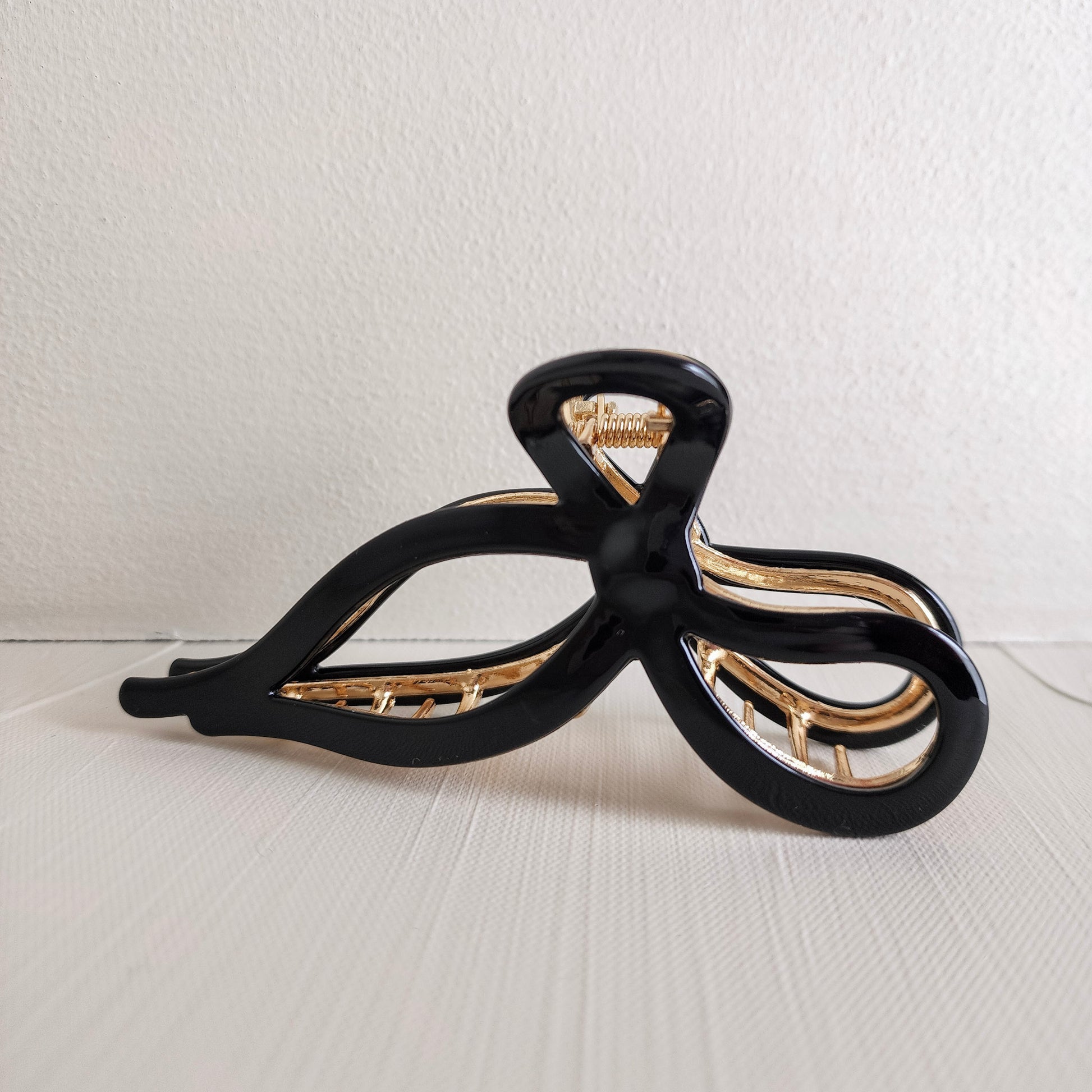 Eco-Friendly Metal Bow Claw Clip | Sabrina - White Peony Organics