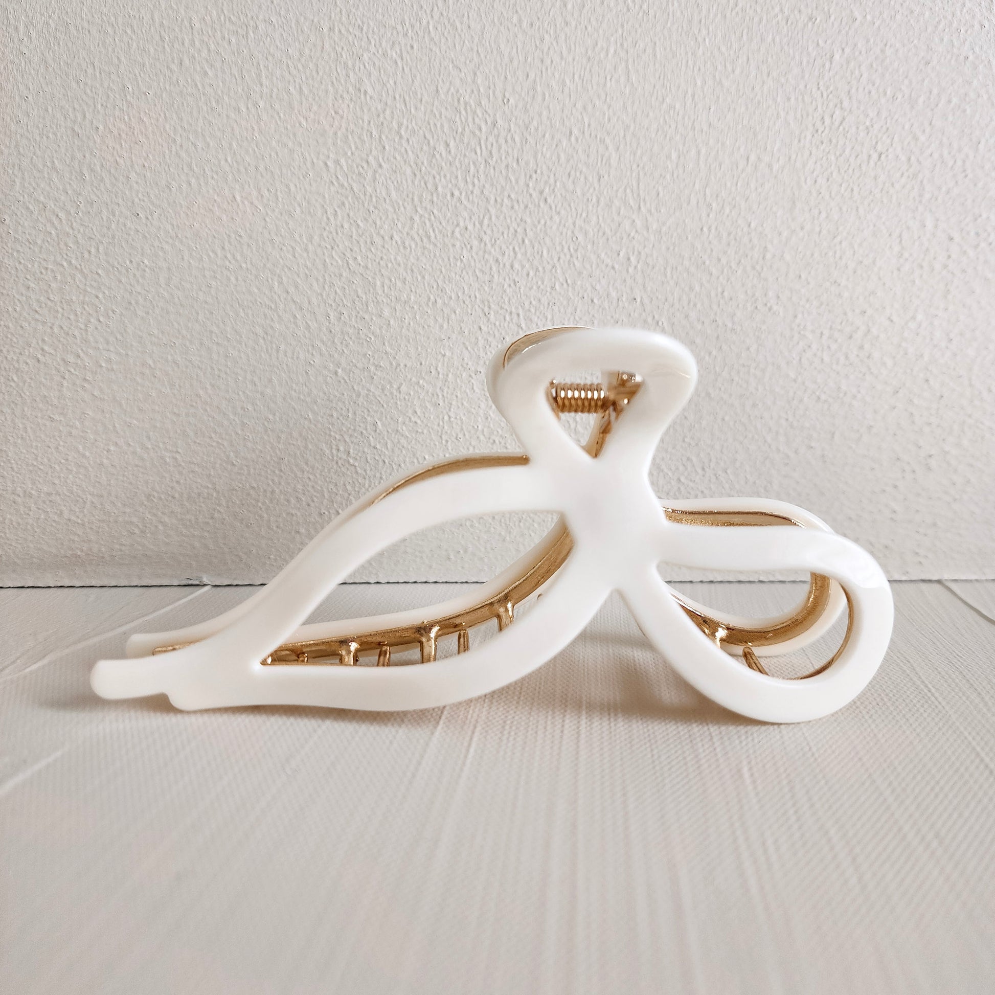 Eco-Friendly Metal Bow Claw Clip | Sabrina - White Peony Organics