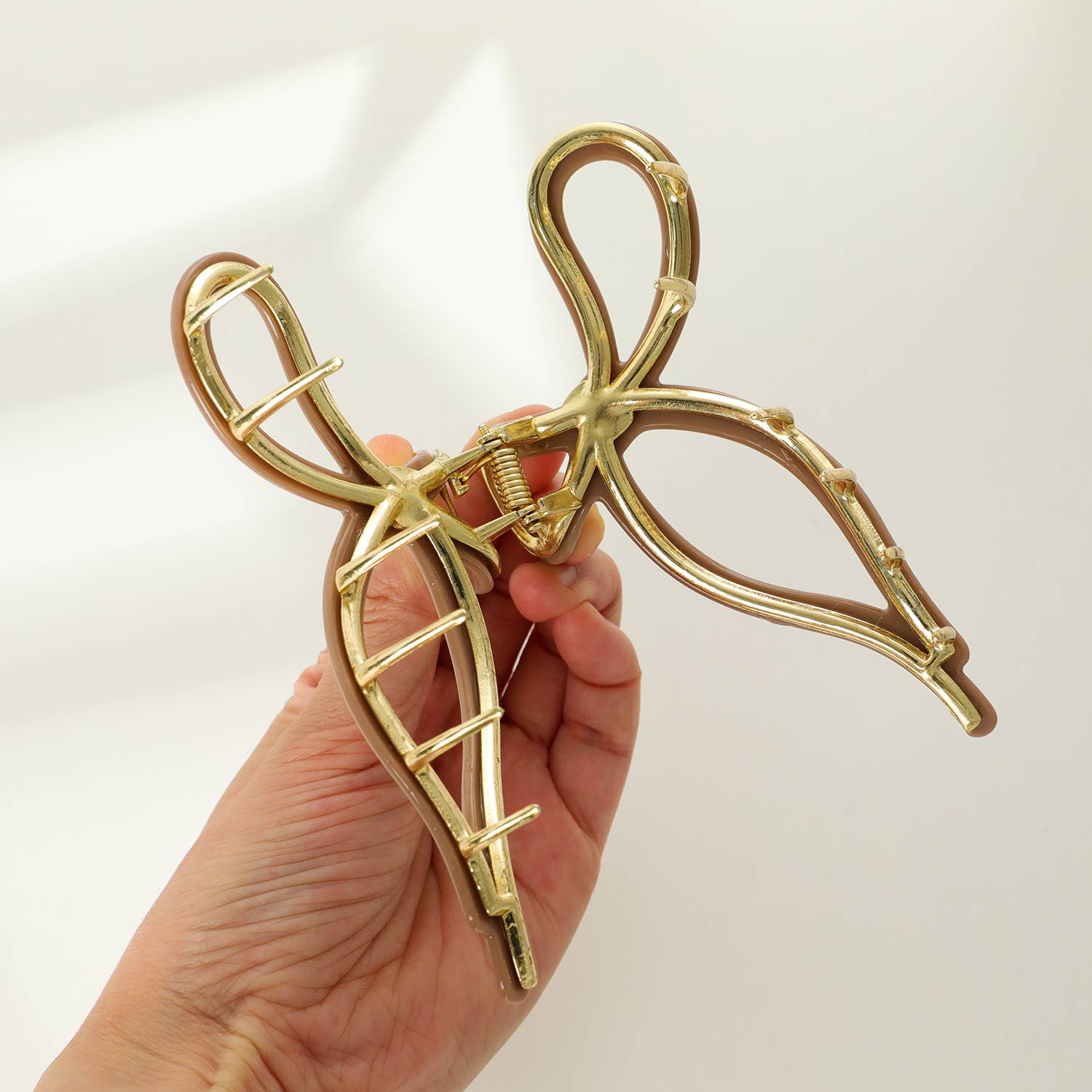 Eco-Friendly Metal Bow Claw Clip | Sabrina - White Peony Organics